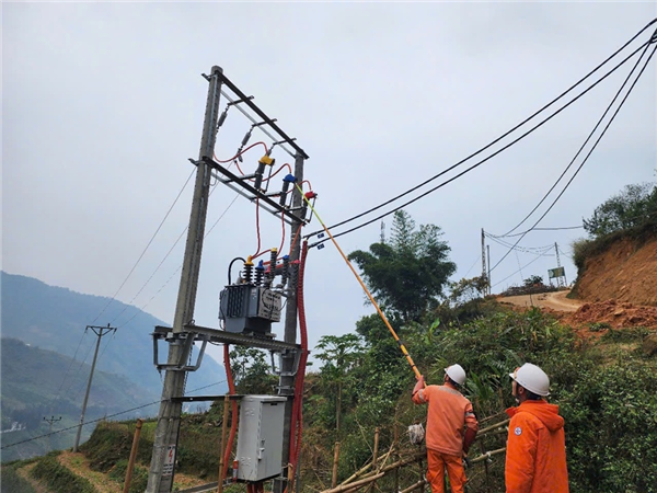 Điện lực Sa Pa đóng điện thôn Sín Chải (Sa Pa), mang ánh sáng đến bản làng vùng cao