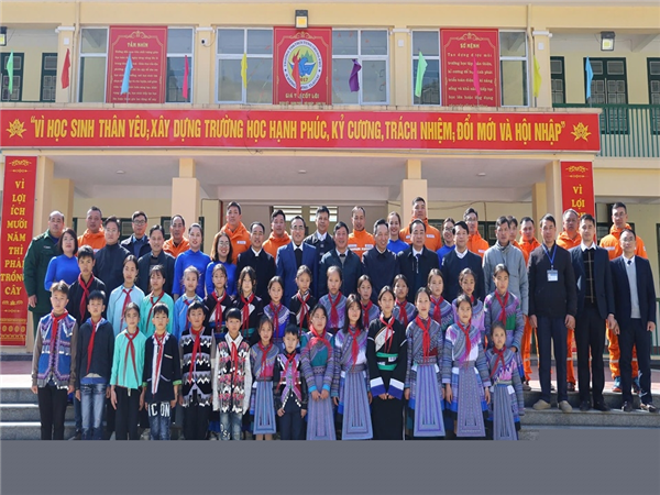 PC Lào Cai tặng hai phòng học máy tính cho học sinh huyện Mường Khương