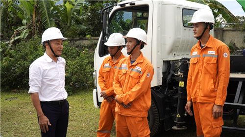 Công đoàn EVNCPC thăm hỏi người lao động Công ty Điện lực Quảng Trị