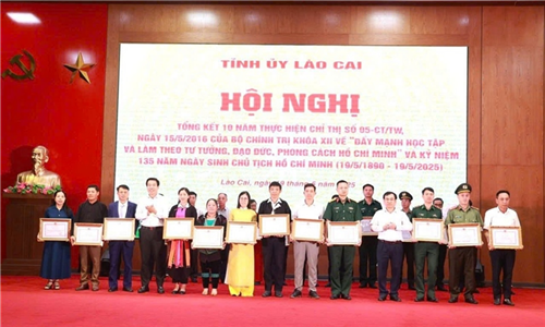 Giám đốc PC Lào Cai được tuyên dương điển hình học Bác cấp tỉnh