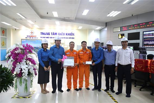 Thăm hỏi người lao động tại Công ty Nhiệt điện Duyên Hải, nhân Tháng Công nhân năm 2025.