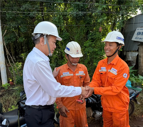 Công đoàn Cơ sở Công ty Điện lực Bình Phước thăm hỏi, tặng quà công nhân, người lao động tại hiện trường.