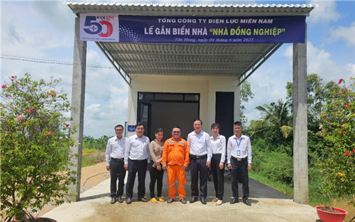TRAO TẶNG “NHÀ ĐỒNG NGHIỆP” CHO CÔNG ĐOÀN VIÊN CÓ HOÀN CẢNH KHÓ KHĂN TẠI LONG AN