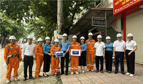 Phó Chủ tịch Công đoàn EVNNPC thăm và động viên người lao động nhân dịp Tháng Công nhân 2025