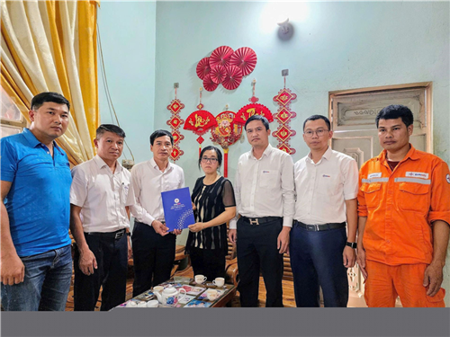 Công đoàn Công ty Điện lực Sơn La thăm hỏi, hỗ trợ gia đình công nhân không may qua đời do tai nạn giao thông