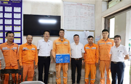 Công đoàn Công ty Điện lực Hưng Yên thăm hỏi, động viên người lao động trong tâm bão số 3 (WIPHA)