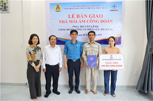 EVNCPC trao tặng “Mái ấm Công đoàn” cho hai đoàn viên có hoàn cảnh khó khăn