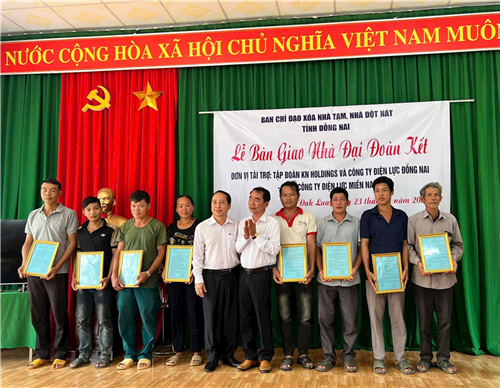Trao tặng 8 căn nhà Đại đoàn kết cho hộ cận nghèo tại xã Đak Lua, tỉnh Đồng Nai.