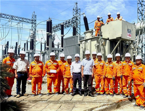 Lãnh đạo Công ty Điện lực Vĩnh Long thăm hỏi, động viên người lao động tại công trường