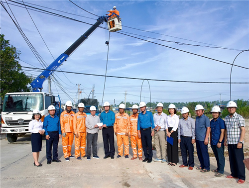Chủ tịch Công đoàn ĐLVN thăm hỏi người lao động tham gia khắc phục sự cố lưới điện sau bão số 13 tại Đắk Lắk