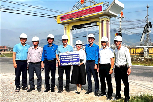 EVNGENCO3 hỗ trợ CBCNV EVNCPC đang nỗ lực  khắc phục hậu quả bão số 12, 13 tại các tỉnh miền Trung