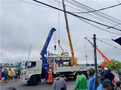 KHPC điều động xe cẩu vận chuyển ca nô cứu hộ hỗ trợ người dân vùng ngập sâu
