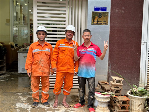 Chùm ảnh: Khánh Hòa- Niềm vui của người dân khi dòng điện được khôi phục sau trận lũ lịch sử 