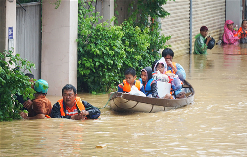 Hành động can trường của người thợ điện Khánh Hòa cứu 8 người trong lũ lịch sử
