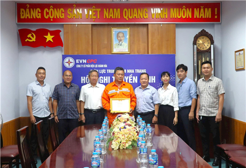 Công đoàn KHPC tôn vinh người thợ điện dũng cảm cứu 8 người giữa dòng nước lũ