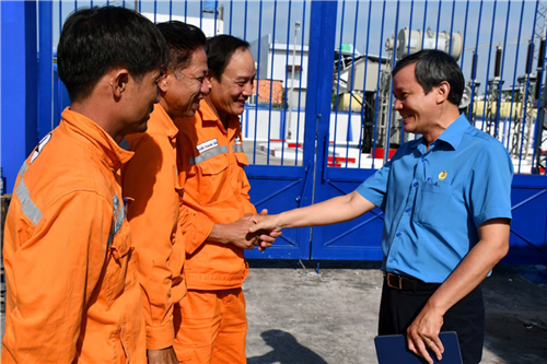 Công đoàn EVNSPC đem mùa xuân - niềm vui - phấn khởi đến người lao động