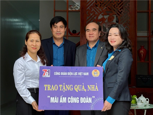 Trao gửi yêu thương - Tiếp sức cho người lao động Công ty Điện lực Phú Thọ đón Xuân Bính Ngọ