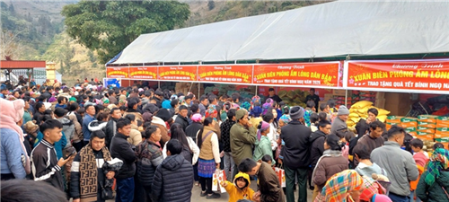 Chợ nhân đạo “0 đồng” – Công ty Điện lực Lào Cai chung tay mang Tết ấm đến đồng bào biên giới Pha Long