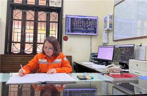Nét đẹp nữ nhân viên ngành Điện: Chị Vũ Thị Lệ Thủy – tận tâm với nghề, trọn vẹn với gia đình