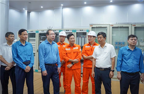 Thăm hỏi, động viên người lao động tại Nhà máy Thủy điện Bản Vẽ