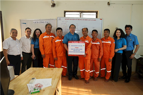 Công đoàn Điện lực Việt Nam thăm, động viên người lao động Điện lực Lý Sơn nhân Tháng Công nhân 2026