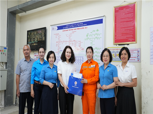 Công đoàn Điện lực Việt Nam thăm hỏi người lao động và con đoàn viên công đoàn Công ty Điện lực Ninh Bình mắc bệnh hiểm nghèo