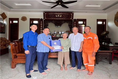Công ty Điện lực Ninh Bình tri ân gia đình thân nhân liệt sĩ, lan tỏa giá trị nhân văn của người thợ điện EVN