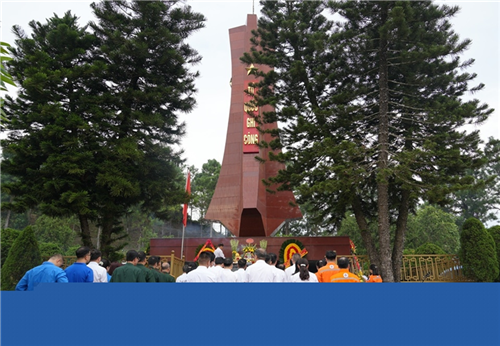 Công ty Điện lực Lào Cai dâng hương tưởng niệm các Anh hùng liệt sĩ nhân kỷ niệm 79 năm Ngày Thương binh - Liệt sĩ