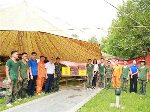 Công đoàn Công ty Điện lực Điện Biên thăm, tặng quà lực lượng làm nhiệm vụ tại Nghĩa trang Liệt sĩ Quốc gia A1
