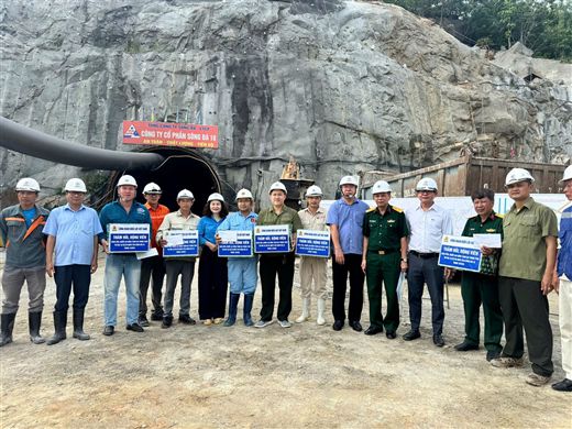 Công đoàn Điện lực Việt Nam tiếp tục đồng hành cùng người lao động trên công trường Bác Ái