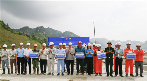 Công đoàn Điện lực Việt Nam thăm, động viên người lao động thi công Nhà máy Thủy điện Hòa Bình mở rộng