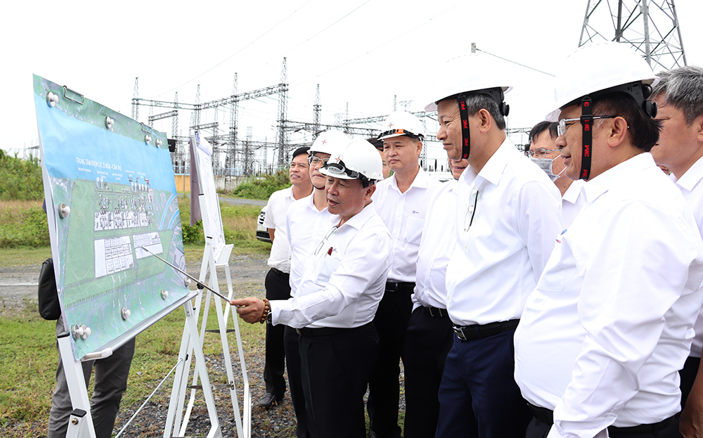 Tổng giám đốc EVN Trần Đình Nhân kiểm tra thực địa khu vực xây dựng NMNĐ Ô Môn III và Ô Môn IV