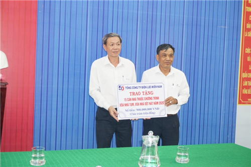 Tổng Công ty Điện lực miền Nam trao tặng 15 căn nhà thuộc chương trình xóa nhà tạm, xóa nhà dột nát tại Trà Vinh
