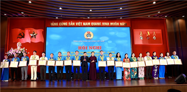 EVNHANOI vinh dự được nhận Bằng khen của Tổng Liên đoàn Lao động Việt Nam: Có thành tích xuất sắc trong “Học tập và làm theo tư tưởng, đạo đức, phong cách Hồ Chí Minh” giai đoạn 2021-2022 