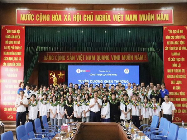 PC Vĩnh Phúc tổ chức tuyên dương, khen thưởng con CBCNV có thành tích cao trong học tập năm học 2022-2023