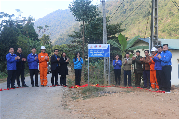 Khánh thành, bàn giao công trình “Thắp sáng đường quê” tại xã Suối Bàng, huyện Vân Hồ