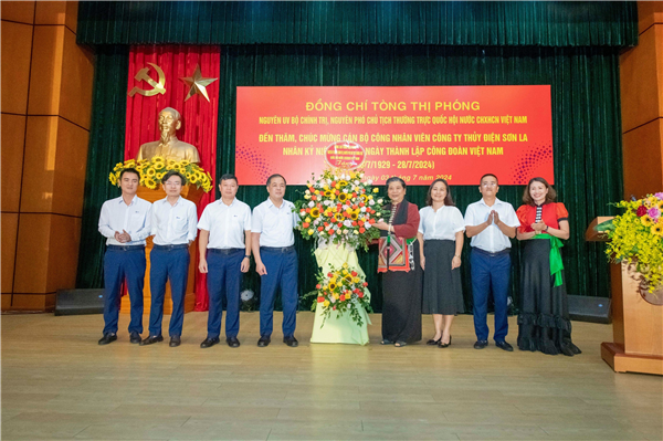 Đồng chí Tòng Thị Phóng – Nguyên Uỷ viên Bộ chính trị, nguyên Phó Chủ tịch Thường trực Quốc hội đến thăm, chúc mừng CBCNV Công ty Thuỷ điện Sơn La 