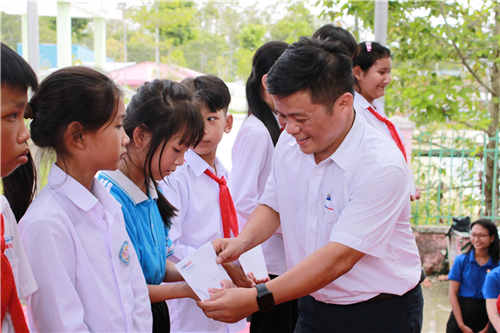Công ty Nhiệt điện Duyên Hải trao 90 suất học bổng “Tiếp sức đến trường” lần thứ II năm 2025