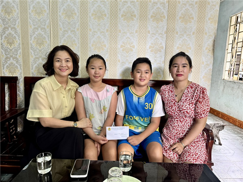 Thăm hỏi người lao động và con CBCNV có hoàn cảnh khó khăn 
