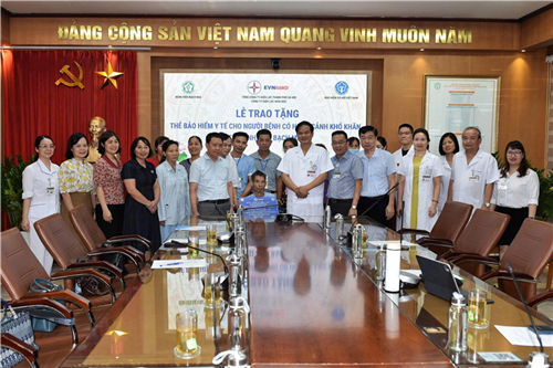 Công ty Điện lực Hoài Đức trao tặng thẻ bảo hiểm y tế tại Bệnh viện Bạch Mai