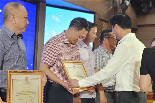 EVNCPC được UBND tỉnh Hà Tĩnh tặng Bằng khen về thành tích trong công tác khắc phục lưới điện sau bão số 5 (KAJIKI)