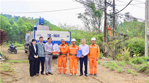 Công đoàn Công ty Điện lực Quảng Trị động viên người lao động trực Tết Nguyên đán