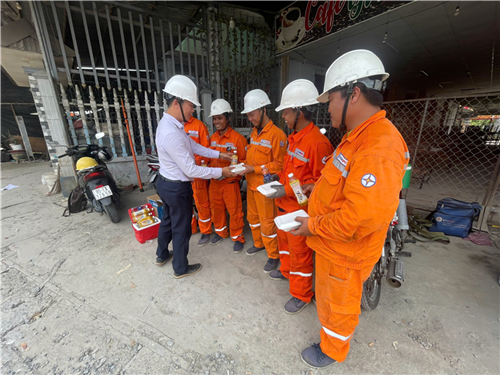 Cơm công trường – Bình thường dưới nắng nóng