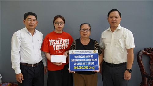 Nghĩa tình ngành Điện sẻ chia cùng gia đình người lao động