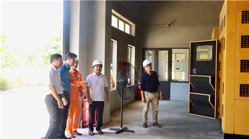 Công đoàn EVNCPC thăm, động viên người lao động Điện lực Cồn Cỏ