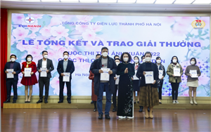 Bà Nguyễn Kim Thanh, Phó Chủ tịch Công đoàn Điện lực VN trao giải Nhì cho tác giả đoạt giải thể loại Ảnh