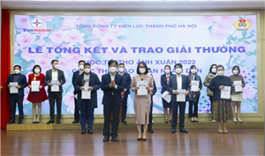Ông Lê Anh Tuấn - Phó Bí thư đảng ủy trao giải Nhất cho tác giả đoạt giải thể loại Ảnh