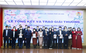 Các đồng chí lãnh đạo chụp ảnh với các tác giả đoạt giải thể loại Ảnh