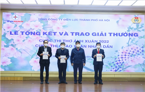 ông Nguyễn Anh Tuấn, Thành ủy viên, Chủ tịch Hội đồng thành viên Tổng công ty trao giải cho các tập thể đoạt giải cuộc thi "Thơ, ảnh" xuân 2022