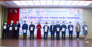 Lãnh đạo Công đoàn Tổng công ty trao giải Khuyến khích cho cuộc thi “Chào xuân Nhâm Dần”